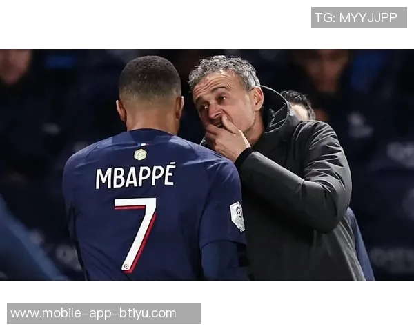 姆巴佩争抢中意外倒地主动示意换人球迷心忧望无大碍